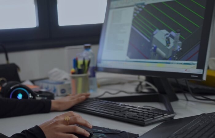 Poste de travail en conception mécanique avec modèle 3D industriel sur écran