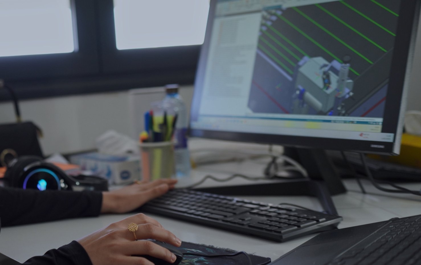 Poste de travail en conception mécanique avec modèle 3D industriel sur écran